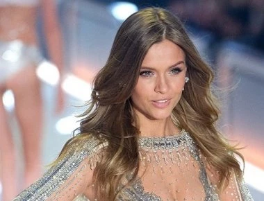 Η Άγγελος της Victoria's Secret που λάτρεψε την Σύρο (φώτο)